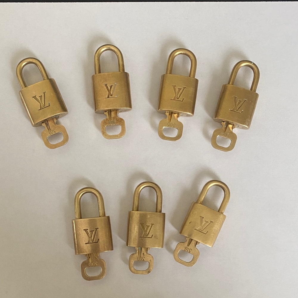 Louis Vuitton Gold lock and key - Picture 2 of 10